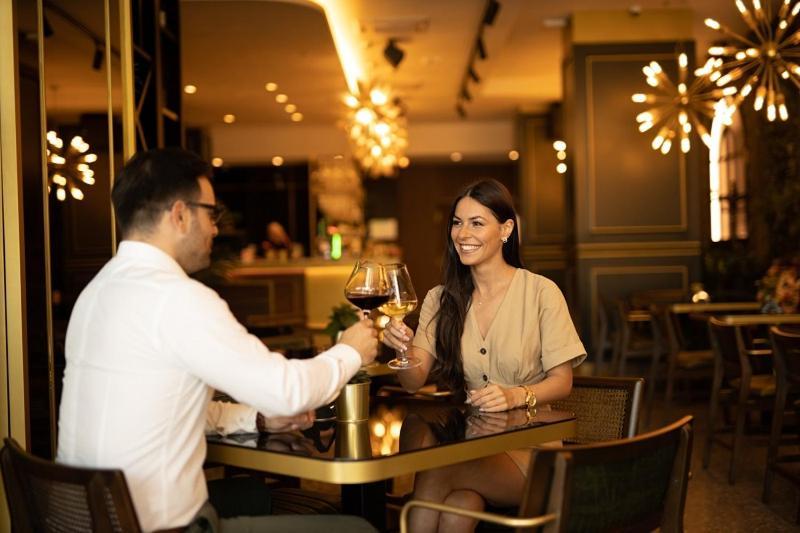 Hotel Pupin ノヴィ・サド エクステリア 写真 A couple dining at a restaurant