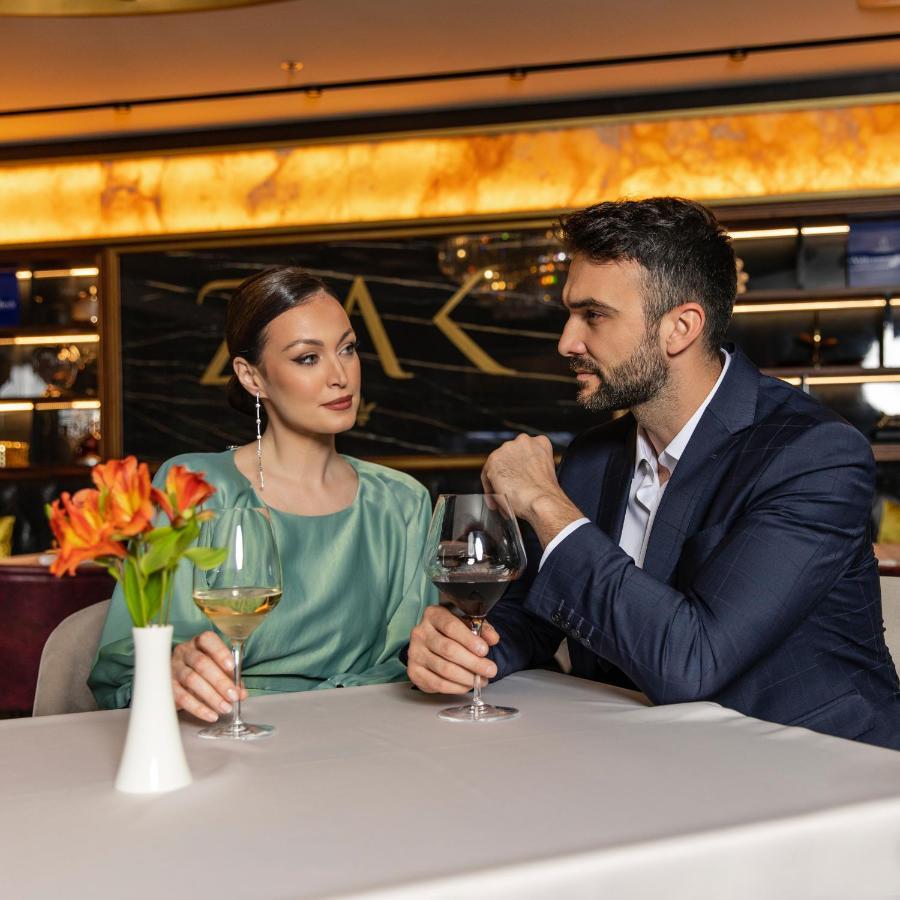 Hotel Pupin ノヴィ・サド エクステリア 写真 A couple at a restaurant