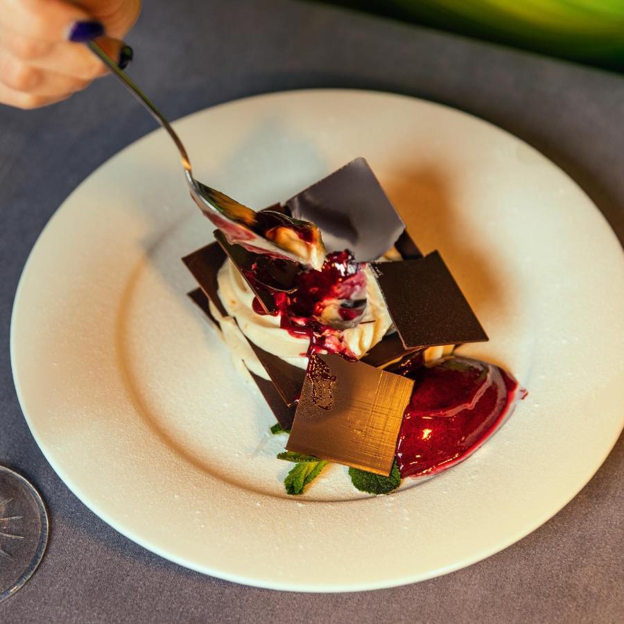 Hotel Pupin ノヴィ・サド エクステリア 写真 A chocolate dessert