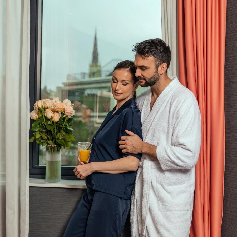 Hotel Pupin ノヴィ・サド エクステリア 写真 A couple in a relationship