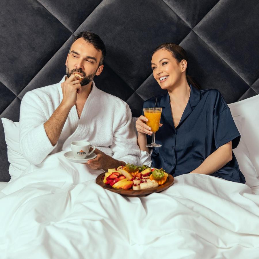 Hotel Pupin ノヴィ・サド エクステリア 写真 A couple having breakfast in bed