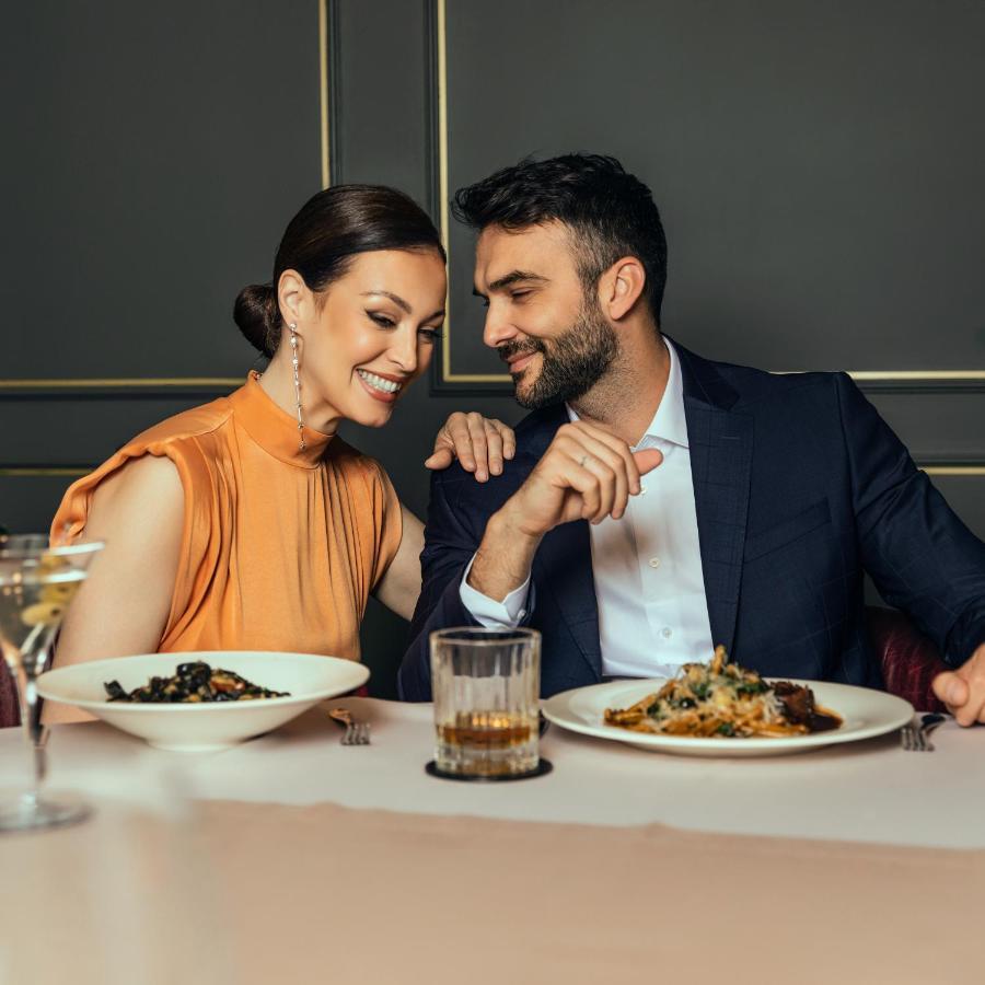 Hotel Pupin ノヴィ・サド エクステリア 写真 A couple dining together