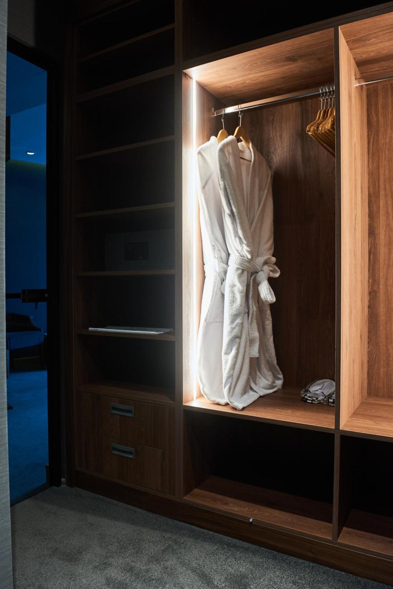 Hotel Pupin ノヴィ・サド エクステリア 写真 A bathrobe hanging in a closet