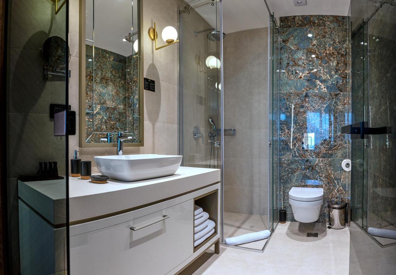 Hotel Pupin ノヴィ・サド エクステリア 写真 A modern bathroom